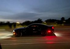 Mustang Shelby GT500 blaast motor op en spint over olie