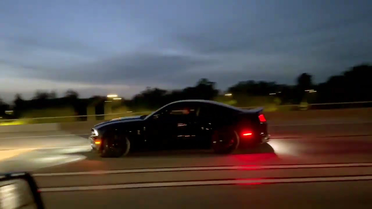 Mustang Shelby GT500 blaast motor op en spint over olie