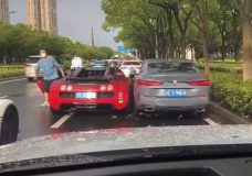 Bugatti en BMW vechten op plekje op rijbaan