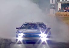 Jenson Button rookt rubber op van Le Mans NASCAR