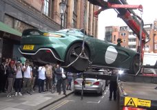Ook een Aston Martin V12 Speedster mag niet foutparkeren