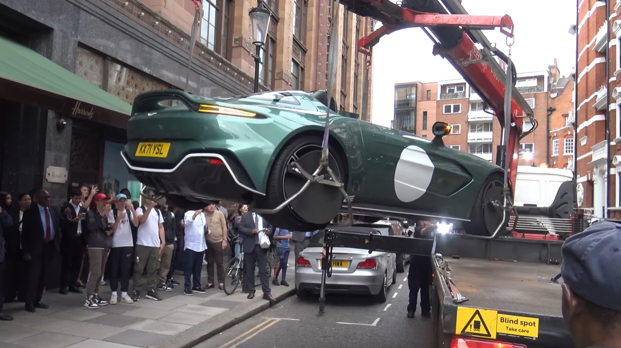 Ook een Aston Martin V12 Speedster mag niet foutparkeren