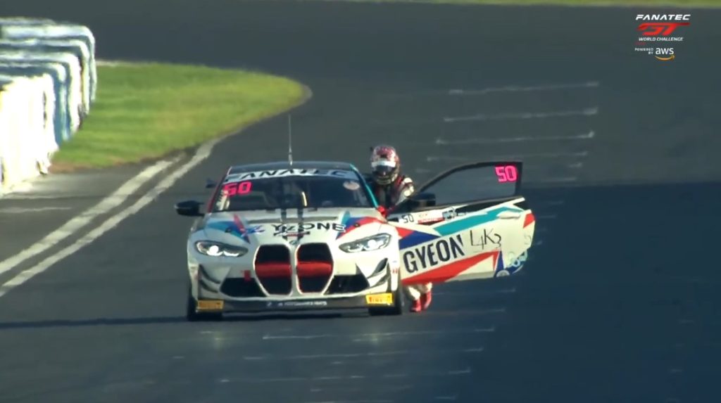 Leidende M4 GT4 valt stil, coureur duwt BMW over finish