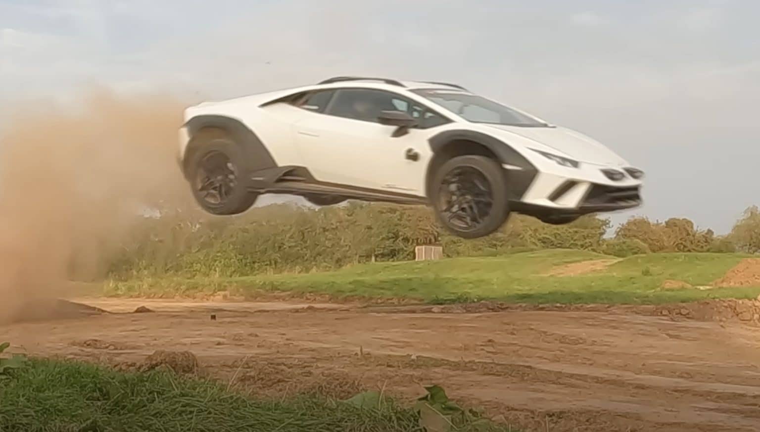 Lamborghini Sterrato vliegt door de lucht