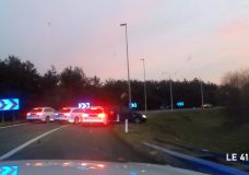 Opel Zafira vlucht voor drie politieauto's op de A2