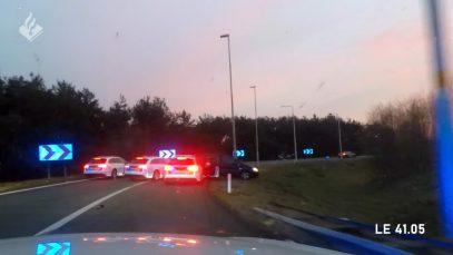 Opel Zafira vlucht voor drie politieauto's op de A2