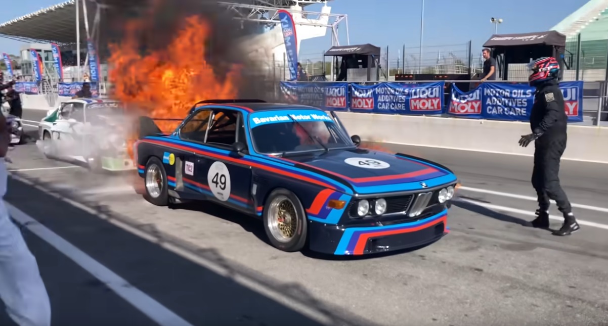 Peperdure BMW 3.0 CSL en Ford Capri RS3100 vliegen in brand