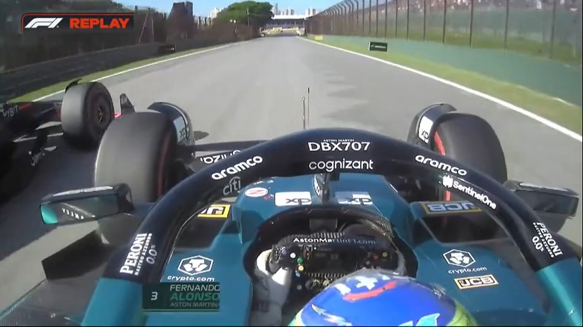 Alonso en Perez last lap battle in Brazilië
