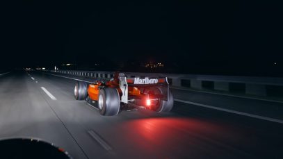 GP2 en Formule Renault rijden 's nachts op snelweg in Tsjechië