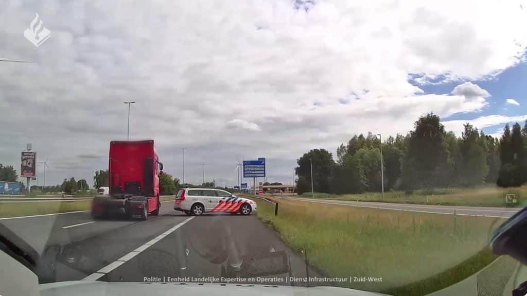 Gestolen Truck ramt politieauto tijdens vluchtpoging