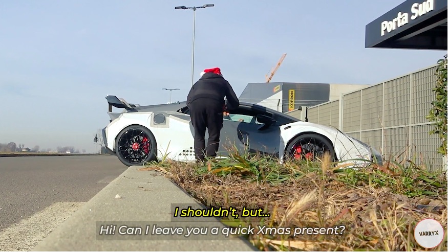 Spotter probeert kerstkoekjes te geven aan Lamborghini-testrijders