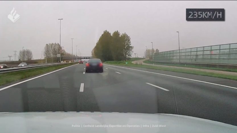 Gehuurde Mercedes-AMG vlucht met dik 250 km:h voor politie