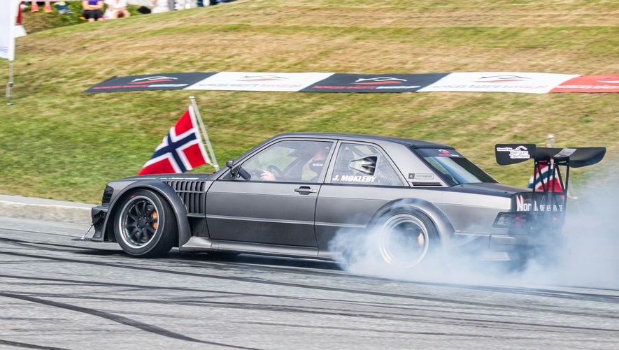 900 pk Mercedes 190E wil overal dwars op hillclimb