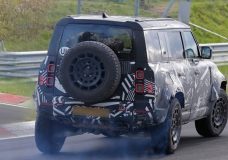 Land Rover Defender Octa boendert over de Nürburgring