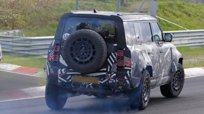Land Rover Defender Octa boendert over de Nürburgring