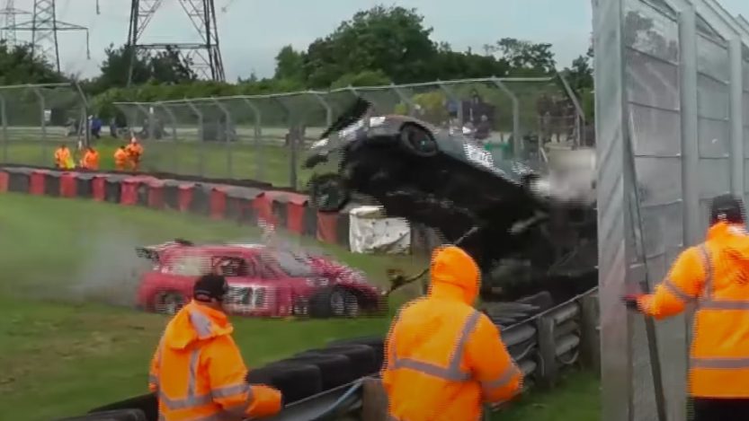 Audi TT maakt mega klapper op Castle Combe