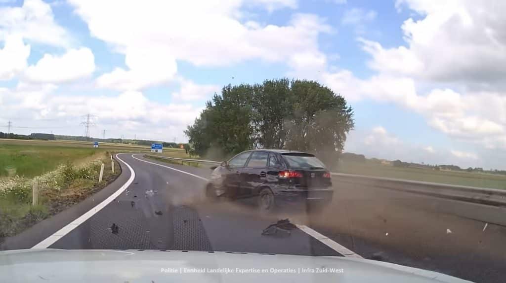 Seat Ibiza crasht tijdens vluchtpoging voor politie