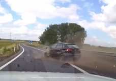 Seat Ibiza crasht tijdens vluchtpoging voor politie