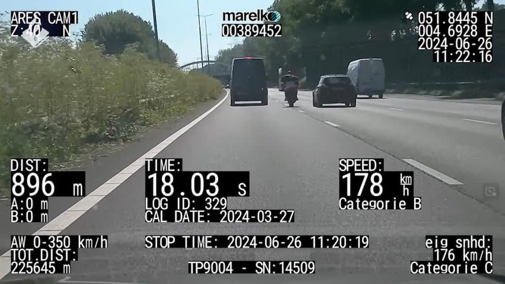 Motorrijder vlucht met 200+ voor politie op de A15