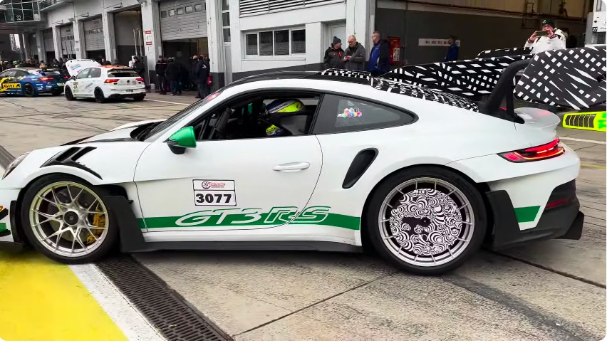 Porsche 992 GT3 RS MR van dichtbij bekeken