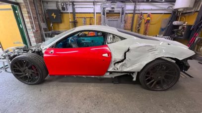 Arthur Tussik repareert een gecrashte Ferrari 458 Italia