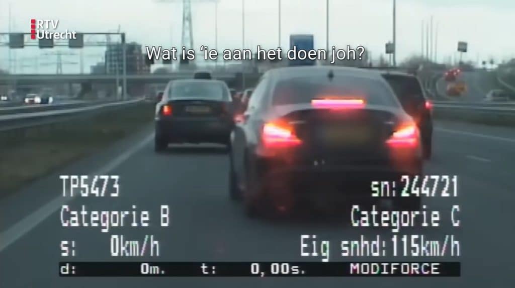 Mercedes-AMG misdraagt zich op de A2 bij Utrecht