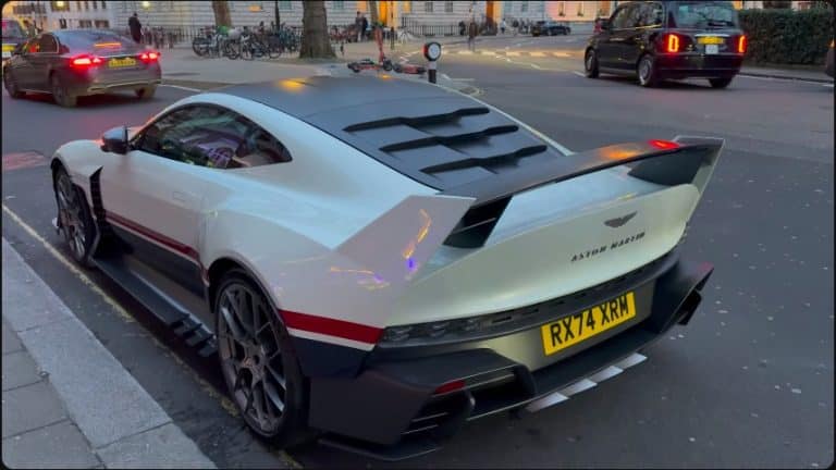 Gordon Ramsey gespot in de $2.5M Aston Martin Valiant