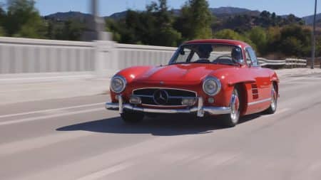 Jay Leno ontvangt de laatste Mercedes 300SL Gullwing ooit gebouwd