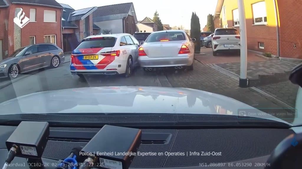 Mercedes met gestolen kenteken vlucht naar Duitsland