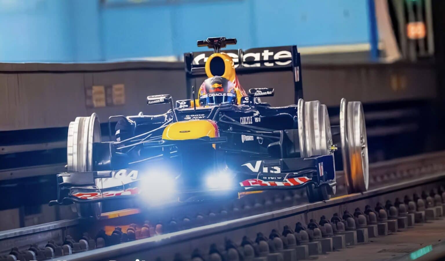 Red Bull Racing neemt de RB8 mee naar de metro van Madrid Red Bull Racing on rails